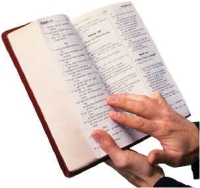 lire la Bible en la priant