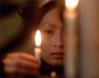 une jeune tenant une chandelle