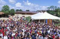 rassemblement de jeunes sur la colline de Taizé