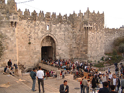 Jérusalem, pèlerins devant la porte de Damas