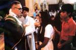 Monseigneur Romero distribuant la communion 